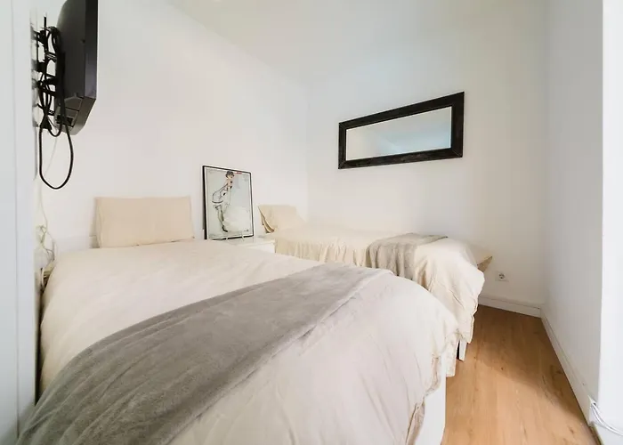 Chiado Gem Private Pool & Patio Retreat דירה ליסבון