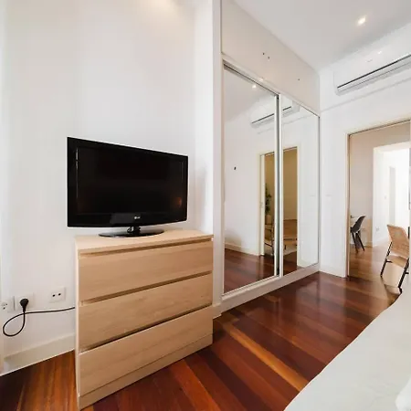 Chiado Gem Patio Retreat & Private Pool דירה