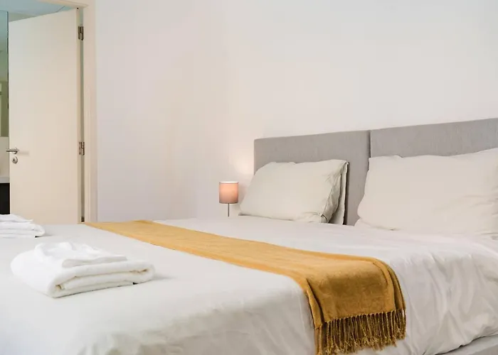 Chiado Gem Private Pool & Patio Retreat Appartamento Lisbona