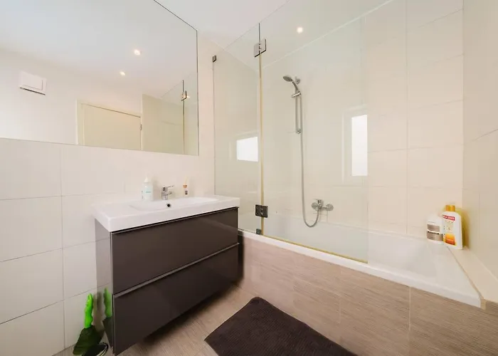 Chiado Gem Private Pool & Patio Retreat