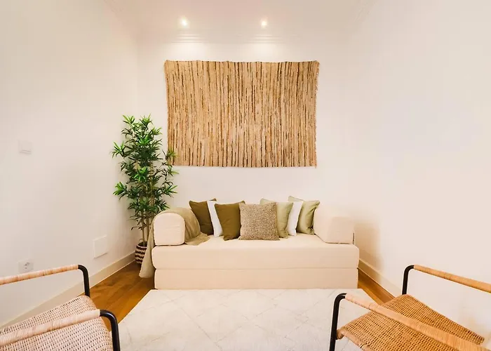 Chiado Gem Private Pool & Patio Retreat Appartamento Lisbona