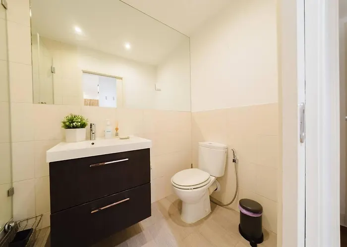 Chiado Gem Private Pool & Patio Retreat Lizbona