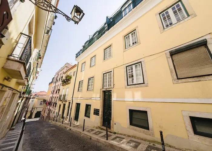 Chiado Gem Private Pool & Patio Retreat * Lizbona